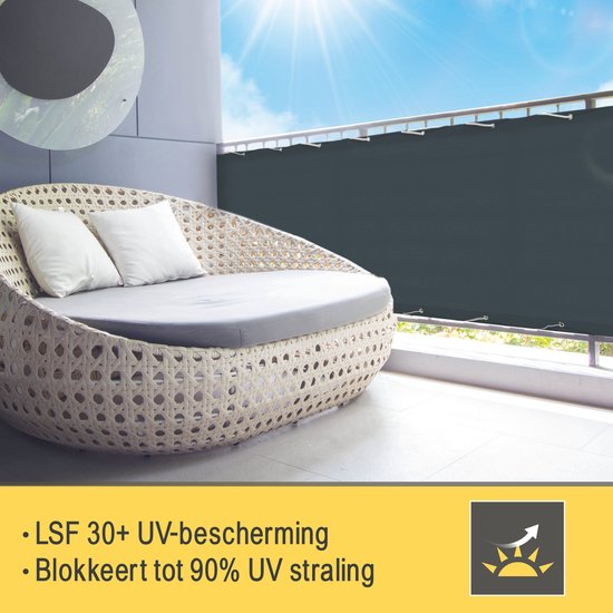 Donkergrijs balkonscherm op een zonnig balkon met loungemeubels. Biedt LSF 30+ UV-bescherming.