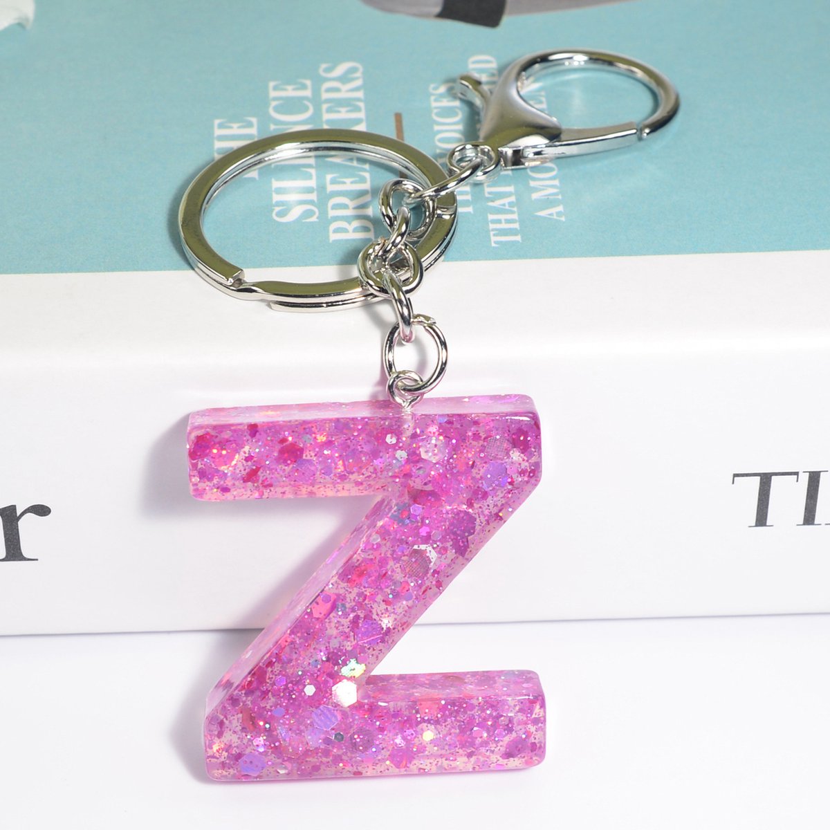 Sleutelhangers of voor je tas van A tot Z - met een pompon of kwastje - met letter - mooi design - handgemaakt - sleutelhangers - design - mode - goud - zwart - blauw - roze- rood