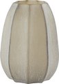 Un vase côtelé beige détaillé avec une surface texturée.