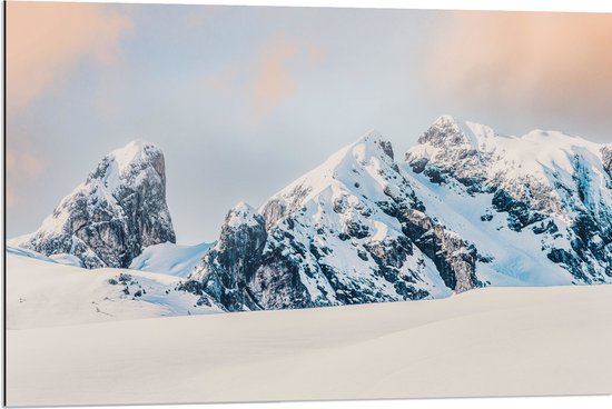 WallClassics - Dibond - Rotsen met Sneeuw - 90x60 cm Foto op Aluminium (Met Ophangsysteem)