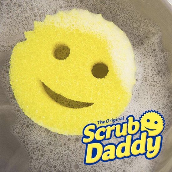 Gele Scrub Daddy spons met gezicht en logo in schuim.