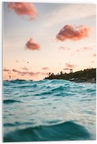 WallClassics - Acrylglas - wolkjes boven Zee op Vakantiebestemming - 50x75 cm Foto op Acrylglas (Met Ophangsysteem)
