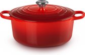 Le Creuset Braadpan Signature Kersenrood – Ø 28 cm / 6,7 Liter – Grote Ronde Gietijzeren Stoofpan – Iconisch Rode Emaille – Voor Gezinsgerechten, Soepen en Langzaam Garen – Geschikt voor Inductie, Oven en Alle Warmtebronnen