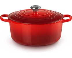 Le Creuset Braadpan Signature Kersenrood – Ø 28 cm / 6,7 Liter – Grote Ronde Gietijzeren Stoofpan – Iconisch Rode Emaille – Voor Gezinsgerechten, Soepen en Langzaam Garen – Geschikt voor Inductie, Oven en Alle Warmtebronnen