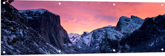 Tuinposter – Gebergte vol Sneeuw met Roze Lucht - 150x50 cm Foto op Tuinposter (wanddecoratie voor buiten en binnen)