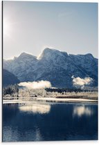 Dibond - Berglandschap met Sneeuw en een Meer - 40x60 cm Foto op Aluminium (Met Ophangsysteem)