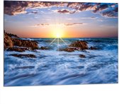 WallClassics - Dibond - Felkleurige Zonsondergang achter Wilde Zee - 100x75 cm Foto op Aluminium (Met Ophangsysteem)