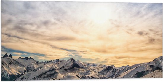 Vlag - Bergen met Sneeuw onder Mooie Lucht - 100x50 cm Foto op Polyester Vlag