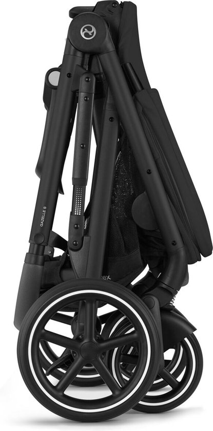 Zwarte, ingeklapte Cybex Gazelle S kinderwagen.