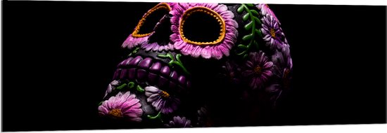 Acrylglas - Doodskop Versierd met Paarse Bloemen en Groene Planten tegen Zwarte Achtergrond - 150x50 cm Foto op Acrylglas (Wanddecoratie op Acrylaat)