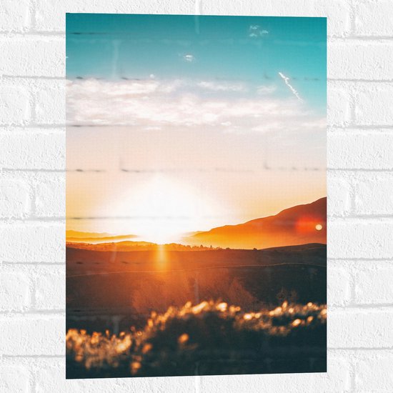 WallClassics - Muursticker - Coucher de Soleil Oranje entre les Montagnes - 40x60 cm Photo sur Muursticker