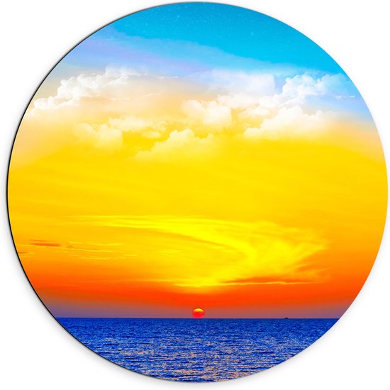 WallClassics - Dibond Muurcirkel - Zon verdwijnend achter de Zee met Felkleurige Lucht - 70x70 cm Foto op Aluminium Muurcirkel (met ophangsysteem)