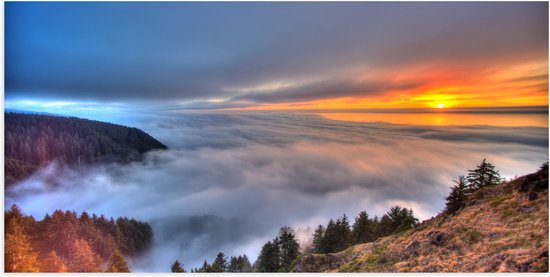 WallClassics - Poster Glanzend – Zonsondergang boven de Wolken bij Berg - 100x50 cm Foto op Posterpapier met Glanzende Afwerking