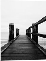 WallClassics - PVC Schuimplaat- Op de Pier (Zwart/ Wit) - 60x80 cm Foto op PVC Schuimplaat