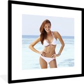 Fotolijst incl. Poster - Een jonge vrouw met een witte bikini poseert voor de camera - 40x40 cm - Posterlijst