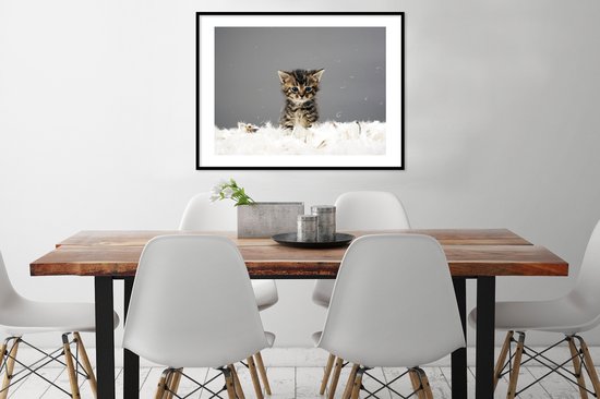 Photo encadrée - Chaton entre les plumes cadre photo noir avec passe-partout blanc 60x80 80x60 cm - Affiche encadrée (Décoration murale salon / chambre)