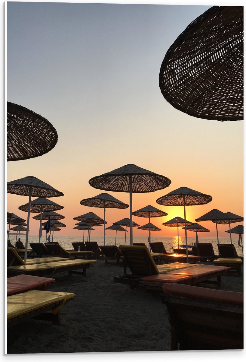 PVC Schuimplaat - Ligbedden met Rieten Parasols aan het Strand in de Avondzon - 40x60 cm Foto op PVC Schuimplaat (Met Ophangsysteem)