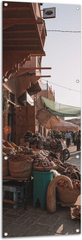 WallClassics - Tuinposter – Markt in Marrakesh - Marokko - 50x150 cm Foto op Tuinposter (wanddecoratie voor buiten en binnen)