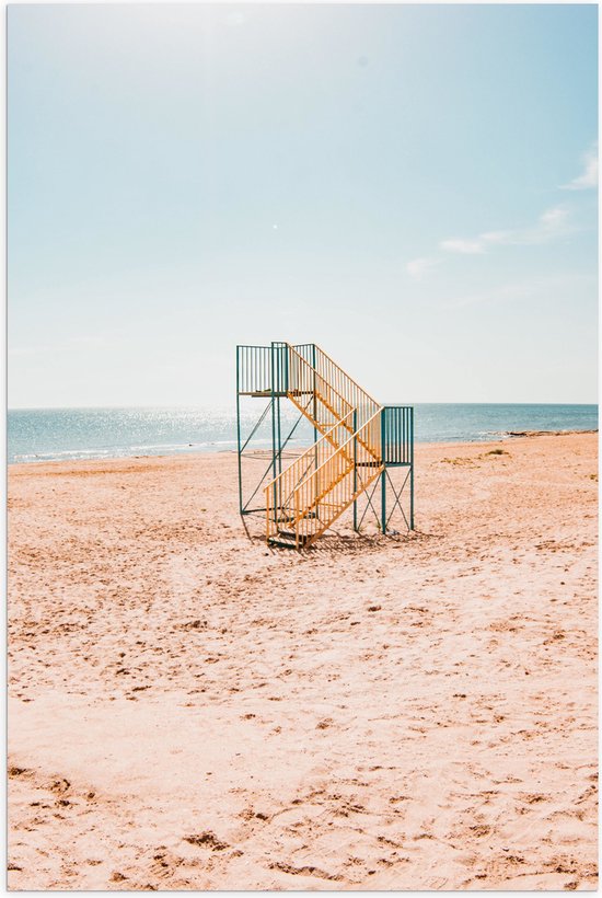 WallClassics - Poster (Mat) - Blauw met Gele Trap op het Strand - 50x75 cm Foto op Posterpapier met een Matte look