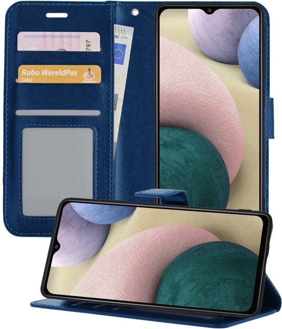 Donkerblauwe walletcase geopend en in standaard stand, met vakjes voor pasjes en geld.