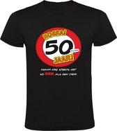 Hoera 50 jaar! Maar nog steeds zo gek als een deur Heren T-shirt - verjaardag - jarig - abraham - sarah - feest - vijftig - 50e verjaardag - grappig