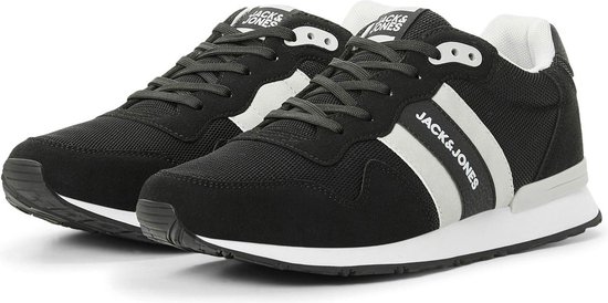 Zwarte Jack & Jones sneakers met grijze strepen en witte zolen, gefotografeerd op een witte achtergrond.