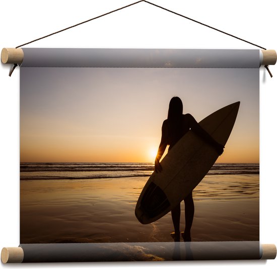 Textielposter - Achteraanzicht van Surfer lopend over het Strand - 40x30 cm Foto op Textiel