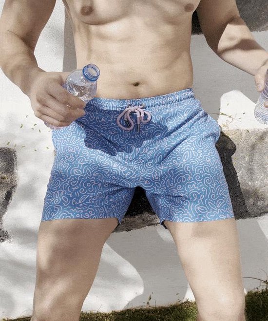Jongens zwembroek in helder blauw met een wit tekenpatroon en roze accenten.