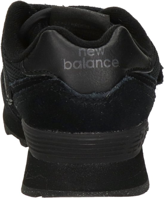 Achterkant van een zwarte New Balance 574 sneaker met 'new balance' logo op de hiel.
