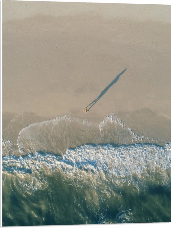 PVC Schuimplaat- Bovenaanzicht van Persoon op Verlaten Strand bij Oceaan - 60x80 cm Foto op PVC Schuimplaat