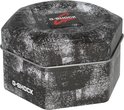 Octagonale G-SHOCK verpakking met distressed zwart-wit patroon en zilveren draadsluiting.