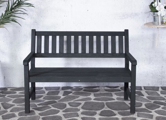 Zwarte houten 2-zits tuinbank met spijlenrug, geplaatst op een stenen terras.
