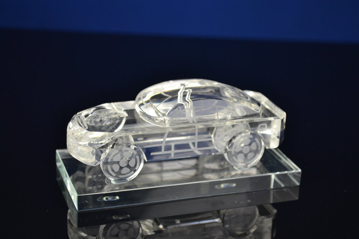 Luxe Kristallen Auto op Voet – Modern en Uniek Design