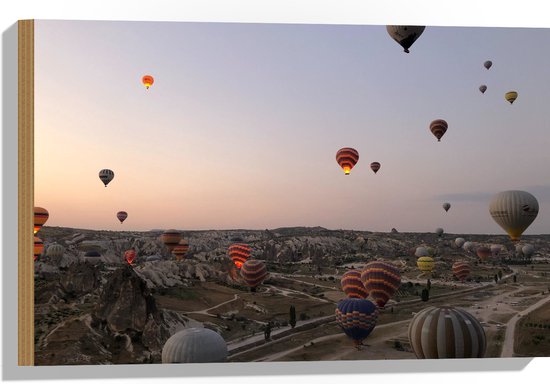 WallClassics - Hout - Luchtballonnen boven Bergachtig Landschap - 60x40 cm - 12 mm dik - Foto op Hout (Met Ophangsysteem)