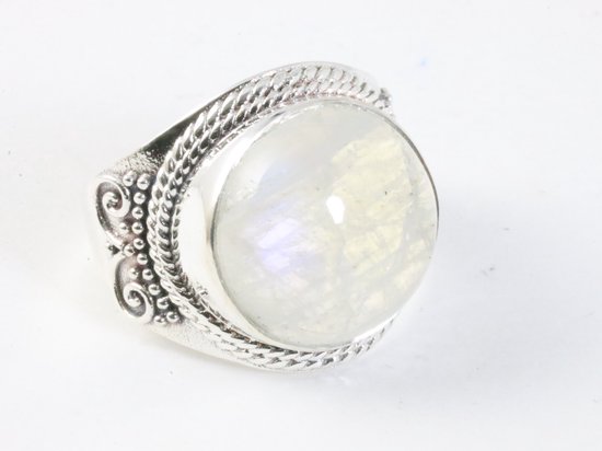 Zware bewerkte zilveren ring met regenboog maansteen - maat 20
