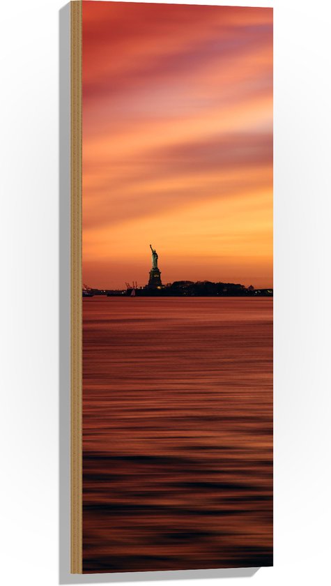 WallClassics - Hout - Oranje Lucht boven Vrijheidsbeeld in New York - 30x90 cm - 12 mm dik - Foto op Hout (Met Ophangsysteem)