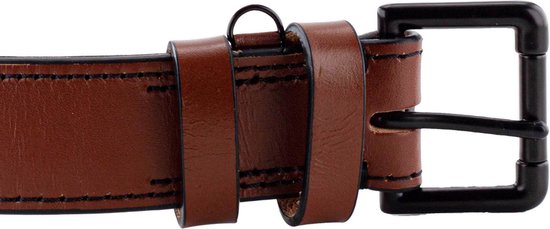 Sluiting van een bruine leren riem met zwarte gesp en riemlus.