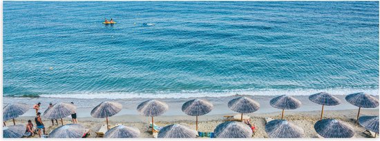 WallClassics - Poster Glossy - Parasols au toit de chaume avec transats sur la plage - Photo 60x20 cm sur papier poster avec finition brillante