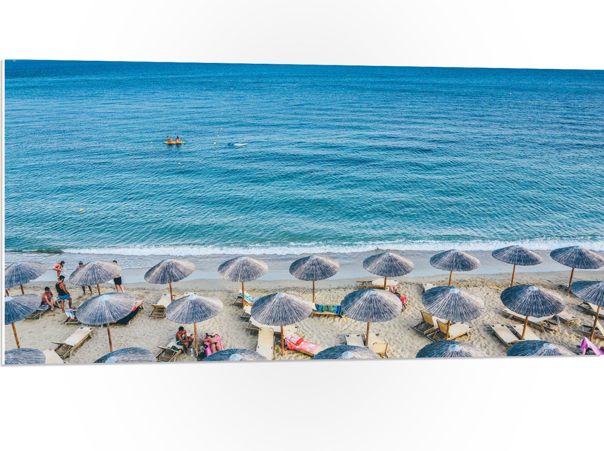 PVC Schuimplaat - Rieten Parasols met Ligbedjes op het Strand - 100x50 cm Foto op PVC Schu