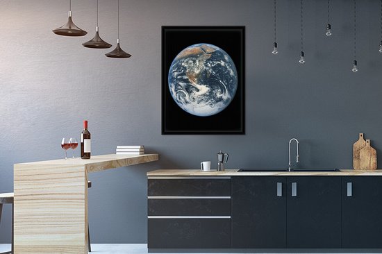 Cadre photo avec affiche - La planète Terre contre un ciel sombre - 40x50 cm - Cadre pour affiche