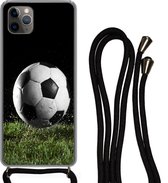 Hoesje met koord Geschikt voor iPhone 11 Pro - Voetbal in het gras - Siliconen - Crossbody - Backcover met Koord - Telefoonhoesje met koord - Hoesje met touw