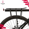 Zwarte fietsbagagedrager achteraan een fiets, met een zicht op het achterwiel en de drager.