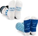 Twee paar korte kerstsokken: de ene wit met sneeuwpop-opdruk en 'OMG CHILL', de andere blauw met sneeuwvlokken en 'Let It Snow'.