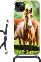 Geschikt voorApple Iphone 14 Plus - Crossbody Case - Paarden - Licht - Weide - Siliconen - Crossbody - Backcover met Koord - Telefoonhoesje met koord - Hoesje met touw