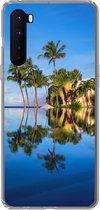 Geschikt voor OnePlus Nord hoesje - Bij Wailea Beach op Hawaii worden palmbomen gereflecteerd op het water - Siliconen Telefoonhoesje