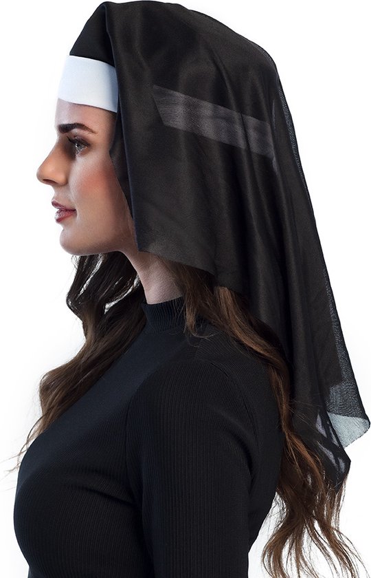 Vrouw in profiel met bruin haar in een zwart nonnenkostuum met witte hoofdband.