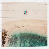 WallClassics - Muursticker - Parasol op het Strand - 50x50 cm Foto op Muursticker