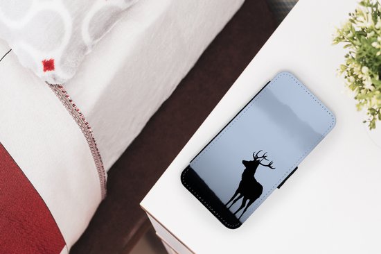 Telefoonhoesje Geschikt voor iPhone 12 Pro Max telefoonhoesje - Hert - Mist - Silhouet - Met vakjes - Wallet case met magneetsluiting