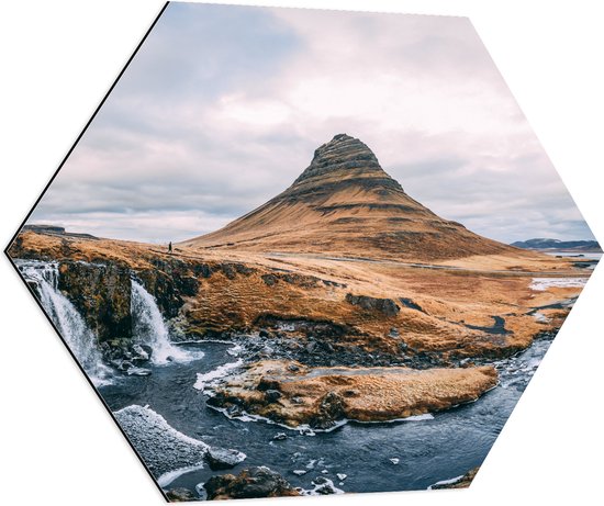 WallClassics - Dibond Hexagon - Watervalletje en Berg bij Rivier - 80x69.6 cm Foto op Hexagon (Met Ophangsysteem)