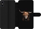 Bookcase Geschikt voor iPhone XS telefoonhoesje - Leeuw - Hoorn - Zwart - Met vakjes - Wallet case met magneetsluiting